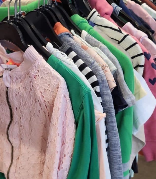 Kinderkleding aan een rek op de Bengelbeurs
